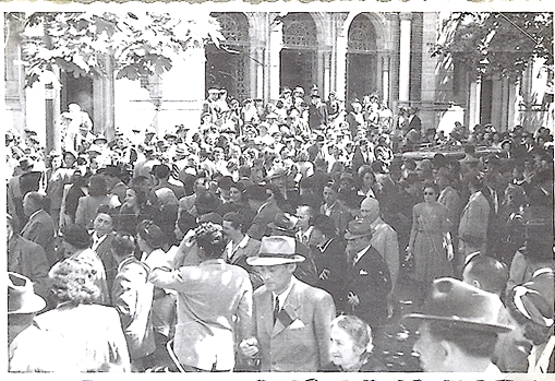 9.05.48 In fata sinagogii_2